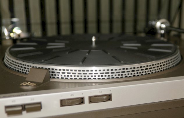 [Blaupunkt P-150 turntable platter]